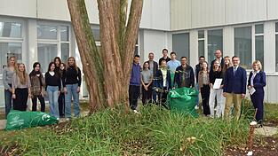 Im neu gestalteten und bepflanzten Innenhof des BSG freuten sich Schulleiterin Birgit Maier (rechts), der Ministerialbeauftragte Carsten Böckl (2.v.r.), die Partner aus der Wirtschaft und die Seminarteilnehmer über den Erfolg ihrer Initiative. Im neu gestalteten und bepflanzten Innenhof des BSG freuten sich Schulleiterin Birgit Maier (rechts), der Ministerialbeauftragte Carsten Böckl (2.v.r.), die Partner aus der Wirtschaft und die Seminarteilnehmer über den Erfolg ihrer Initiative.