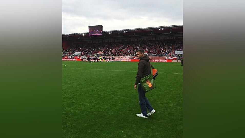 Nach dem Spiel d&uuml;rfen die Turmfunker &uuml;ber das Spielfeld laufen.