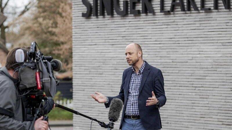 Evert van Os, Direktor des Singer Laren Museums, spricht zu Journalisten.