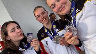 Die Silbermedaillen-Gewinnerinnen: (v.l.) Rony Gramowski, Josephine Schwenzfeier und Lea Blank. Die Silbermedaillen-Gewinnerinnen: (v.l.) Rony Gramowski, Josephine Schwenzfeier und Lea Blank.