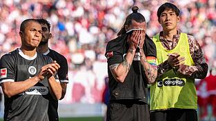 Anspannung im Abstiegskampf: Die Spieler des FC St. Pauli mit Kapit&auml;n Jackson Irvine (m) nach der Niederlage in Leipzig.