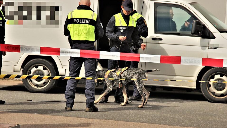 Großeinsatz am Parkplatz des Einkaufszentrums an der Rodinger Straße in Cham.