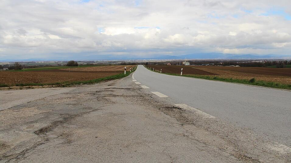 Die St 2325 in Fahrtrichtung Wallersdorf, kurz vor Ettling.