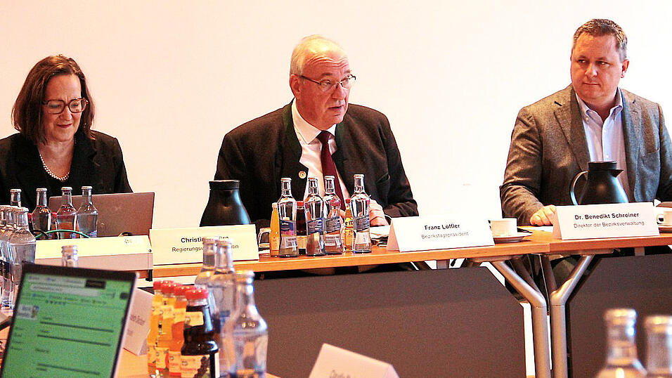 Bezirkstagspräsident Franz Löffler (CSU, M.) gab sich trotz sinkender Bezirksumlage mit der Gesamtsituation nicht zufrieden.