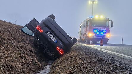 Der Audi blieb auf dem Dach liegen.