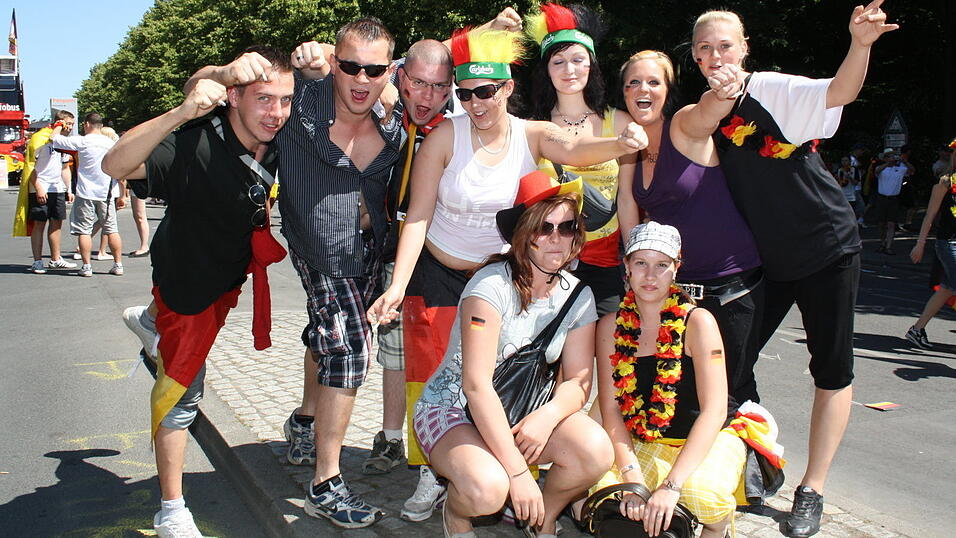 Christian Fertl war am Sonntag auf der Fanmeile in Berlin und erlebte dort das Achtelfinale gegen England auf Gro&szlig;leinwand.