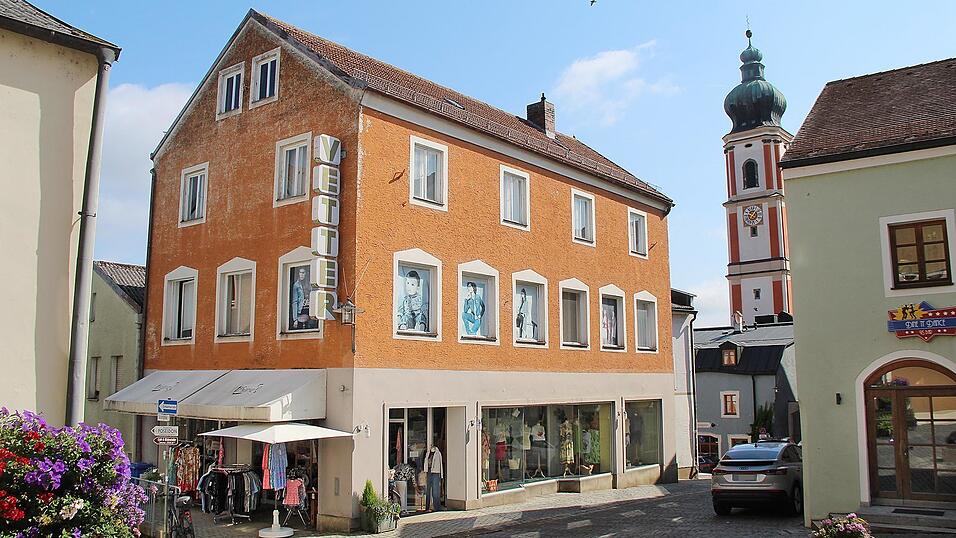 Mitten in der Rodinger Altstadt liegt das Modehaus Vetter. Pia Gemoll hält die Fahne der Einzelhändler hoch, die sich allerdings am Marktberg zwischenzeitlich rar gemacht haben. Mitten in der Rodinger Altstadt liegt das Modehaus Vetter. Pia Gemoll hält die Fahne der Einzelhändler hoch, die sich allerdings am Marktberg zwischenzeitlich rar gemacht haben.