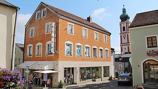 Mitten in der Rodinger Altstadt liegt das Modehaus Vetter. Pia Gemoll hält die Fahne der Einzelhändler hoch, die sich allerdings am Marktberg zwischenzeitlich rar gemacht haben.