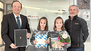 Vor der historischen Ausstellungsvitrine im Eingangsfoyer des Rathauses (von rechts): Archäologe Dr. Ludwig Husty, Valentina und Viktoria Limbrunner und Bürgermeister Christian Hirtreiter Vor der historischen Ausstellungsvitrine im Eingangsfoyer des Rathauses (von rechts): Archäologe Dr. Ludwig Husty, Valentina und Viktoria Limbrunner und Bürgermeister Christian Hirtreiter