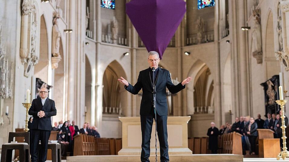 Zum Abschluss segnete der designierte Bischof die Gl&auml;ubigen im Dom.