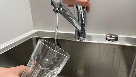 Die Trinkwasserversorgung ist in Landshut auch in den hei&szlig;en Sommermonaten ohne Einschr&auml;nkungen gesichert. Trotzdem mahnen die Stadtwerke einen sparsamen Gebrauch mit der wertvollen Ressource an.
