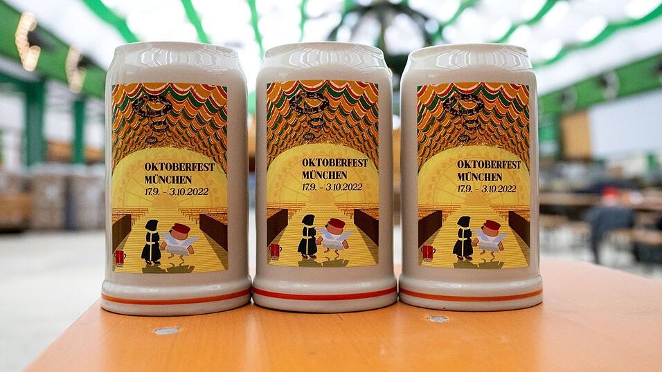 Der offizielle Wiesn-Ma&szlig;krug 2022 steht bei seiner Pr&auml;sentation auf einem Tisch.