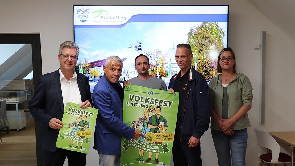 B&uuml;rgermeister Hans Schmalhofer, Vorsitzender des BC Landau Peter Prechler, Ordnungsamtsleiter Bernhard Waltl, Kickboxer Dominik Haselbeck und Ordnungsamtsmitarbeiterin Andrea Zitterbart (v.l.).