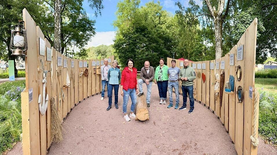 Das „Boot des Lebens“ interessierte viele Besucher bei der Landesgartenschau. Hier präsentierten es Johanna Plach (Dritte von links) und Christine Schmidberger (Zweite von links) zusammen mit Mitstreitern.