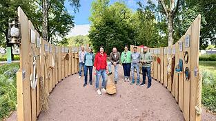 Das „Boot des Lebens“ interessierte viele Besucher bei der Landesgartenschau. Hier präsentierten es Johanna Plach (Dritte von links) und Christine Schmidberger (Zweite von links) zusammen mit Mitstreitern.