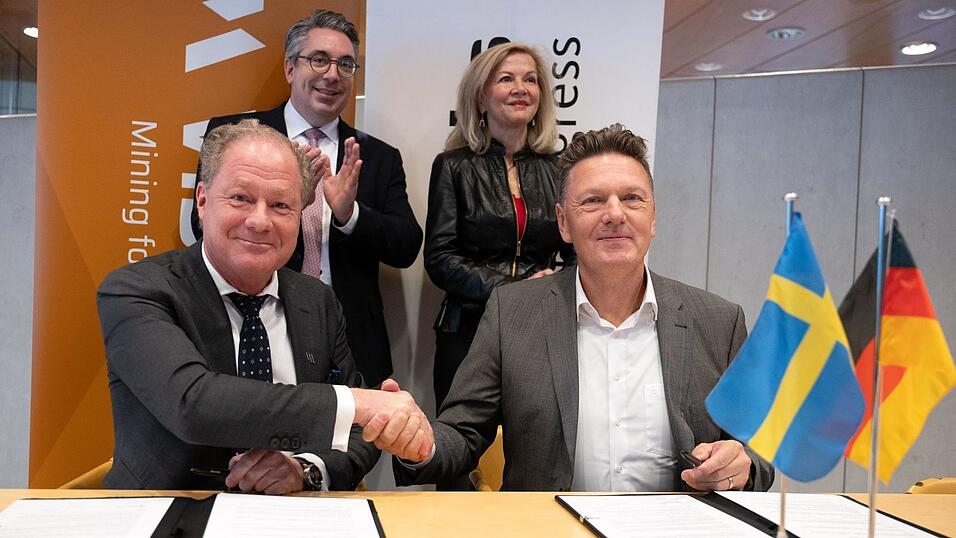 Handschlag in Berlin: Viscaria-Chef Olsson (l) und Aurubis-Produktionsvorstand Kurth. Der schwedische Kupferminenkonzern liefert den Rohstoff künftig an den deutschen Produzenten. Handschlag in Berlin: Viscaria-Chef Olsson (l) und Aurubis-Produktionsvorstand Kurth. Der schwedische Kupferminenkonzern liefert den Rohstoff künftig an den deutschen Produzenten.