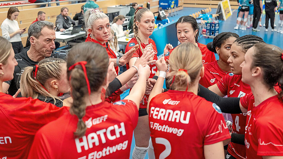 Gemeinsam geht&rsquo;s besser: Die Roten Raben Vilsbiburg sind aktuell richtig gut drauf. Und deshalb z&auml;hlt f&uuml;r die M&auml;dels um &Uuml;bungsleiter Guillermo Gallardo im Ausw&auml;rtsmatch gegen Aufsteiger TV Waldgirmes nur ein Dreier.