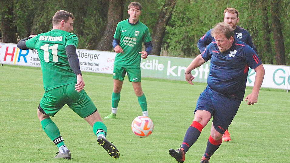 Am Willen hat es nicht gelegen, dass der SV Sossau (in Dunkelblau, Szene aus der Partie gegen den RSV Ittling Ende April) in der vergangenen Saison punktlos blieb und meist deutlich verlor. Jetzt probieren die Straubinger Vorstädter einen Neuanfang und treten mit ihrer ersten Mannschaft in der Reserverunde der A-Klasse Straubing an. Wenn sie nicht genügend Spieler zusammenkriegen, halt notfalls zu neunt. Am Willen hat es nicht gelegen, dass der SV Sossau (in Dunkelblau, Szene aus der Partie gegen den RSV Ittling Ende April) in der vergangenen Saison punktlos blieb und meist deutlich verlor. Jetzt probieren die Straubinger Vorstädter einen Neuanfang und treten mit ihrer ersten Mannschaft in der Reserverunde der A-Klasse Straubing an. Wenn sie nicht genügend Spieler zusammenkriegen, halt notfalls zu neunt.