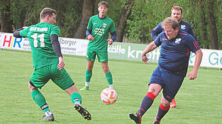 Am Willen hat es nicht gelegen, dass der SV Sossau (in Dunkelblau, Szene aus der Partie gegen den RSV Ittling Ende April) in der vergangenen Saison punktlos blieb und meist deutlich verlor. Jetzt probieren die Straubinger Vorstädter einen Neuanfang und treten mit ihrer ersten Mannschaft in der Reserverunde der A-Klasse Straubing an. Wenn sie nicht genügend Spieler zusammenkriegen, halt notfalls zu neunt.