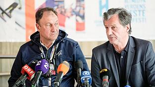 Fis-Rennleiter Sandro Pertile (l) wirkt angeschlagen.