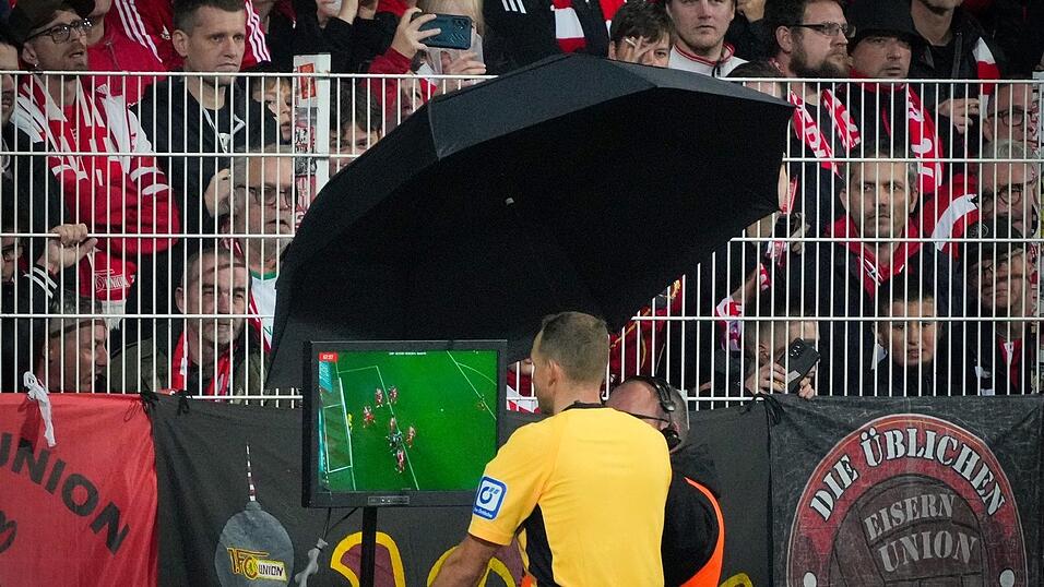 Schiedsrichter Storks studiert die Videobilder nach einem Union-Tor.
