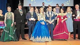 Man darf gespannt sein, welche faschingshafte Überraschung sich die Narrhalla Au für den Ball einfallen lässt - hier das Jubiläumskomitee. Man darf gespannt sein, welche faschingshafte Überraschung sich die Narrhalla Au für den Ball einfallen lässt - hier das Jubiläumskomitee.