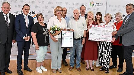 Die Preisträger des Integrationspreises 2026 mit Landrat Christian Nerb (l.), dem Bayerischen Integrationsbeauftragten Karl Straub (2.v.l.), Riedenburgs Bürgermeister Maximilian Sedlmeier (7.v.l.) sowie Kreissparkassen-Vorstand Erich Utz (r.). Die Preisträger des Integrationspreises 2026 mit Landrat Christian Nerb (l.), dem Bayerischen Integrationsbeauftragten Karl Straub (2.v.l.), Riedenburgs Bürgermeister Maximilian Sedlmeier (7.v.l.) sowie Kreissparkassen-Vorstand Erich Utz (r.).