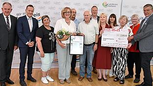 Die Preistr&auml;ger des Integrationspreises 2026 mit Landrat Christian Nerb (l.), dem Bayerischen Integrationsbeauftragten Karl Straub (2.v.l.), Riedenburgs B&uuml;rgermeister Maximilian Sedlmeier (7.v.l.) sowie Kreissparkassen-Vorstand Erich Utz (r.).