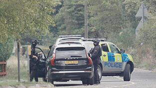 Die Polizei hatte in der Nähe des britischen Luftwaffenstützpunkts fünf Männer festgenommen. Die Polizei hatte in der Nähe des britischen Luftwaffenstützpunkts fünf Männer festgenommen.