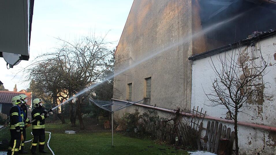 Feuerwehreinsatz in Straubing: Dort ist am Samstagnachmittag eine Scheune in Brand geraten.