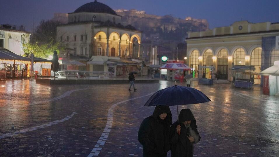 Menschen wurden aufgerufen, möglichst zu Hause zu bleiben. Menschen wurden aufgerufen, möglichst zu Hause zu bleiben.