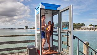 Duschen in einer ausgemusterten Telefonzelle - in Gro&szlig;enbrode in Schleswig-Holstein ist das m&ouml;glich. (Archivbild)