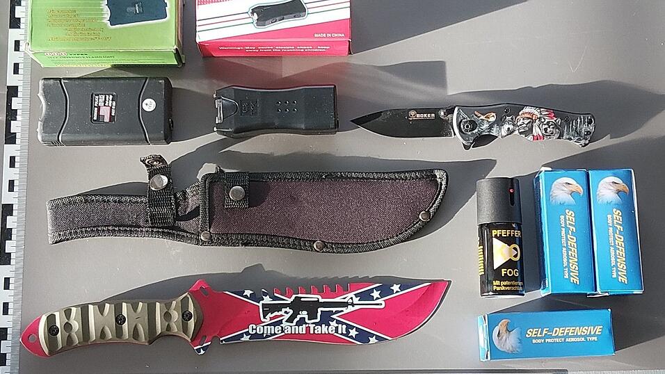 Die Bundespolizei stellte die Waffen sicher. Gegen den Jugendlichen ermittelt sie wegen Verst&ouml;&szlig;en gegen das Waffengesetz.