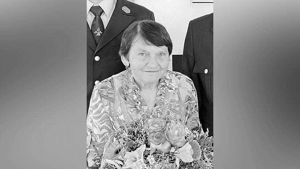 Anneliese Stadlbauer - hier bei ihrem 75. Geburtstag im Jahr 2022 - ist am Dienstag verstorben. Die Feuerwehr Hungersacker-Weihern war der Vereinswirtin zeitlebens eng verbunden.
