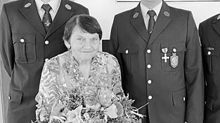 Anneliese Stadlbauer - hier bei ihrem 75. Geburtstag im Jahr 2022 - ist am Dienstag verstorben. Die Feuerwehr Hungersacker-Weihern war der Vereinswirtin zeitlebens eng verbunden.