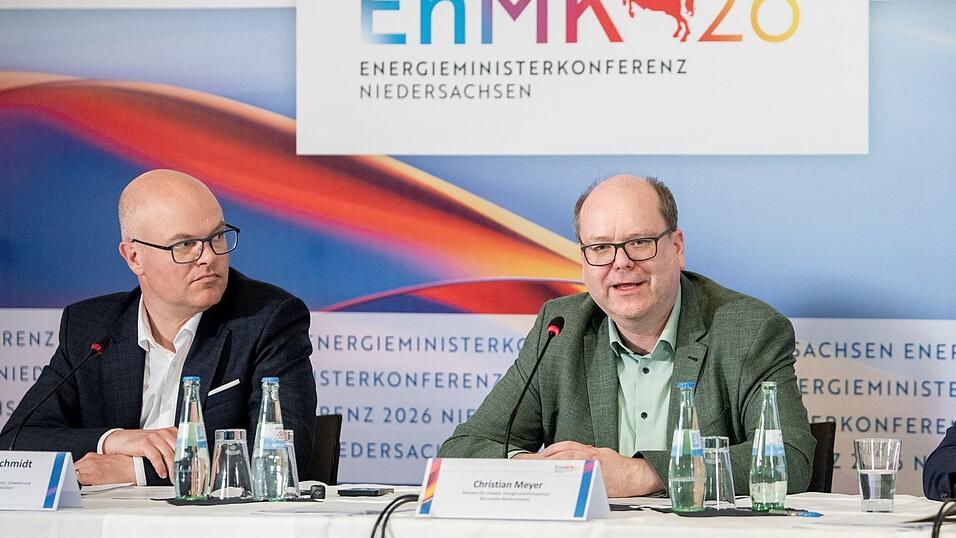 Die Energieminister von Schleswig-Holstein und Niedersachsen, Tobias Goldschmidt (l.) und Christian Meyer (beide Grüne), sehen die Energiewende-Reformpläne der Bundesregierung kritisch. Die Energieminister von Schleswig-Holstein und Niedersachsen, Tobias Goldschmidt (l.) und Christian Meyer (beide Grüne), sehen die Energiewende-Reformpläne der Bundesregierung kritisch.