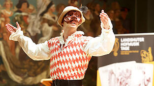 Der Harlekin führte als Maskottchen der Hofmusiktage ebenso prätentiös wie unterhaltsam durchs Eröffnungsprogramm. Der Harlekin führte als Maskottchen der Hofmusiktage ebenso prätentiös wie unterhaltsam durchs Eröffnungsprogramm.