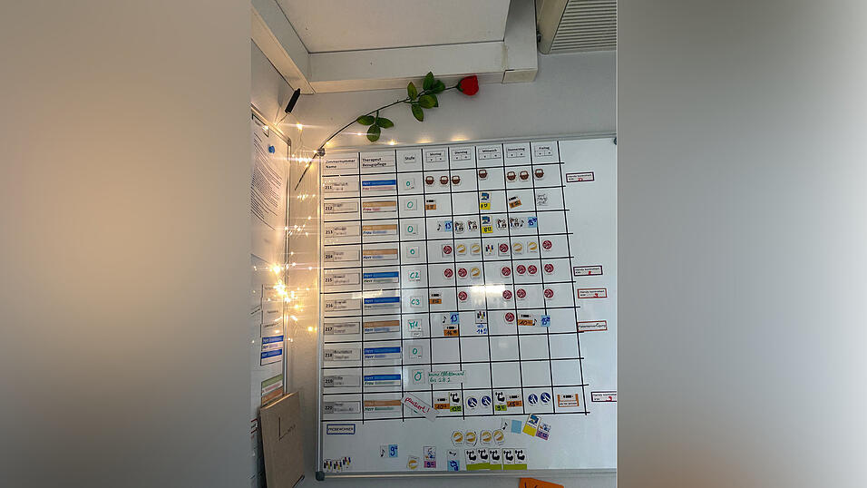Im Stützpunkt der Station notieren Pfleger für jeden Patienten, wann er welche Therapie und welche Termine hat. Im Stützpunkt der Station notieren Pfleger für jeden Patienten, wann er welche Therapie und welche Termine hat.