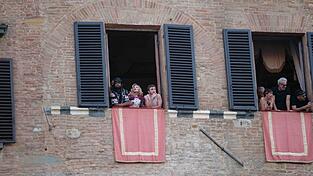 Madonna verfolgte an ihrem 67. Geburtstag das «Palio di Siena».