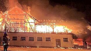 Ein verheerendes Feuer hat Anfang des Jahres in Schafberg zahlreiche Wehren auf den Plan gerufen.