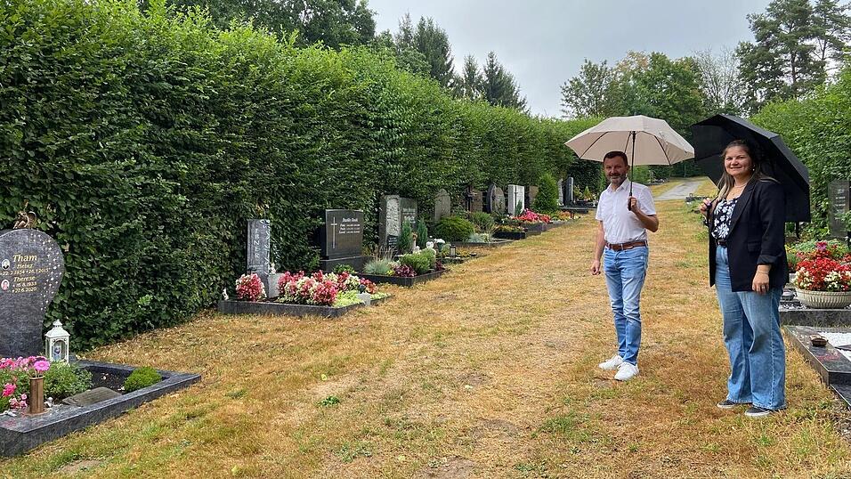 Beim Ortstermin am Neuen Friedhof: Bürgermeister Markus Hofmann und Katharina Decker von der Stadtverwaltung Beim Ortstermin am Neuen Friedhof: Bürgermeister Markus Hofmann und Katharina Decker von der Stadtverwaltung