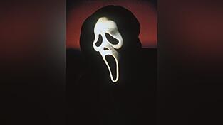 Das Grauen beginnt mit einem Telefonanruf - wer abnimmt, bekommt es in der Horrorreihe 'Scream' mit Killer Ghostface zu tun. (Foto: dpa/Film Kinowelt)