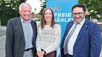 Die Bürgermeisterkandidatin der Freien Wähler Alteglofsheim, Melanie Werkmann, zusammen mit Bürgermeister Herbert Heidingsfelder und Staatssekretär Tobias Gotthardt (rechts). Die Bürgermeisterkandidatin der Freien Wähler Alteglofsheim, Melanie Werkmann, zusammen mit Bürgermeister Herbert Heidingsfelder und Staatssekretär Tobias Gotthardt (rechts).
