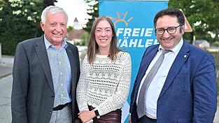 Die Bürgermeisterkandidatin der Freien Wähler Alteglofsheim, Melanie Werkmann, zusammen mit Bürgermeister Herbert Heidingsfelder und Staatssekretär Tobias Gotthardt (rechts).