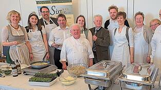 Bei der Zubereitung des Hopfenspargels standen am Herd (v.l.): MdL Petra Högl, Eva-Maria Pichlmeyer, Kabarettist Andre Hartmann, Jakob Sixt IV., Jakob Sixt III., Sophia Huber, Konrad Bogenrieder, Schauspieler 'Lotto-Otto' Johannes Bertzl, Marianne Sixt, Bürgermeisterin Birgit Steinsdorfer, Wirtin Gerti Guhl und Landrat Martin Neumeyer.