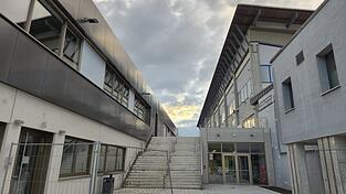 Die Überdachung der Plaza zwischen Eisstadion und dem neuen Anbau wird nicht mehr heuer fertig, sondern kann erst im Februar 2026 montiert werden.