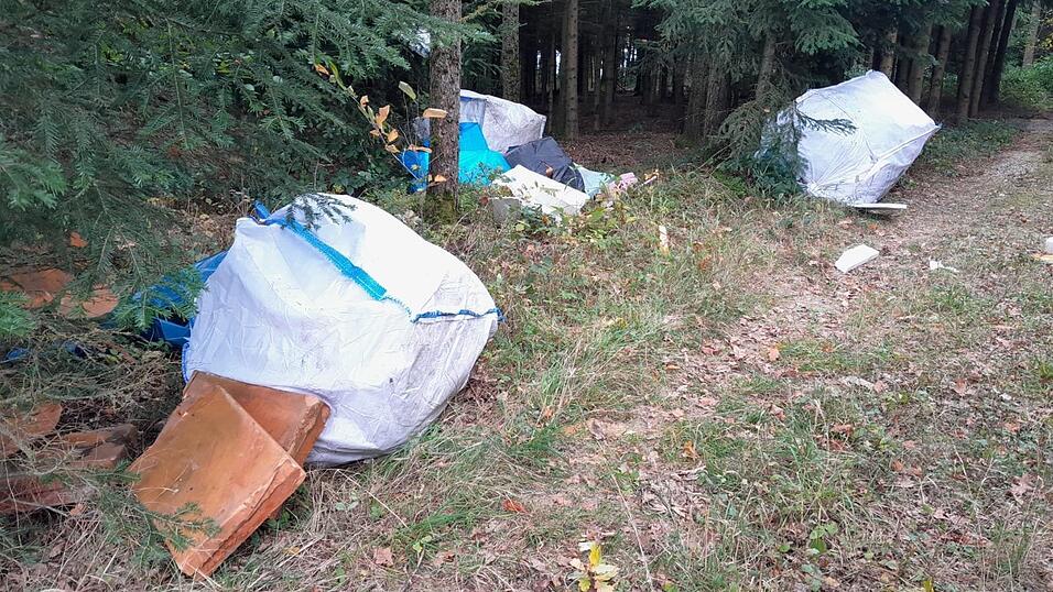 Auf beiden Seiten der Gemeindegrenze von Ergoldsbach und Neufahrn haben Unbekannte vor Kurzem mehrere Big Packs voll Isoliermaterial unerlaubt entsorgt. Der Vorfall ist kein Einzellfall.