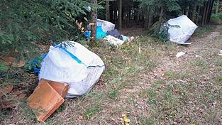 Auf beiden Seiten der Gemeindegrenze von Ergoldsbach und Neufahrn haben Unbekannte vor Kurzem mehrere Big Packs voll Isoliermaterial unerlaubt entsorgt. Der Vorfall ist kein Einzellfall.