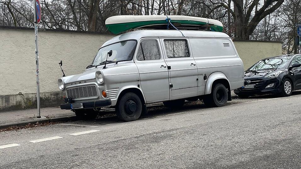 Ist ein Auto mit einer g&uuml;ltigen Zulassung und auf einem unbeschr&auml;nkten Parkplatz abgestellt, kann es praktisch unbegrenzt parken. Das machte sich der Besitzer dieses alten Ford Transit in der Papiererstra&szlig;e zunutze. Er parkt dort seit vergangenem Jahr. Mittlerweile nagt aber der Zahn der Zeit an seinem historischen Gef&auml;hrt.