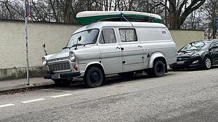 Ist ein Auto mit einer g&uuml;ltigen Zulassung und auf einem unbeschr&auml;nkten Parkplatz abgestellt, kann es praktisch unbegrenzt parken. Das machte sich der Besitzer dieses alten Ford Transit in der Papiererstra&szlig;e zunutze. Er parkt dort seit vergangenem Jahr. Mittlerweile nagt aber der Zahn der Zeit an seinem historischen Gef&auml;hrt.